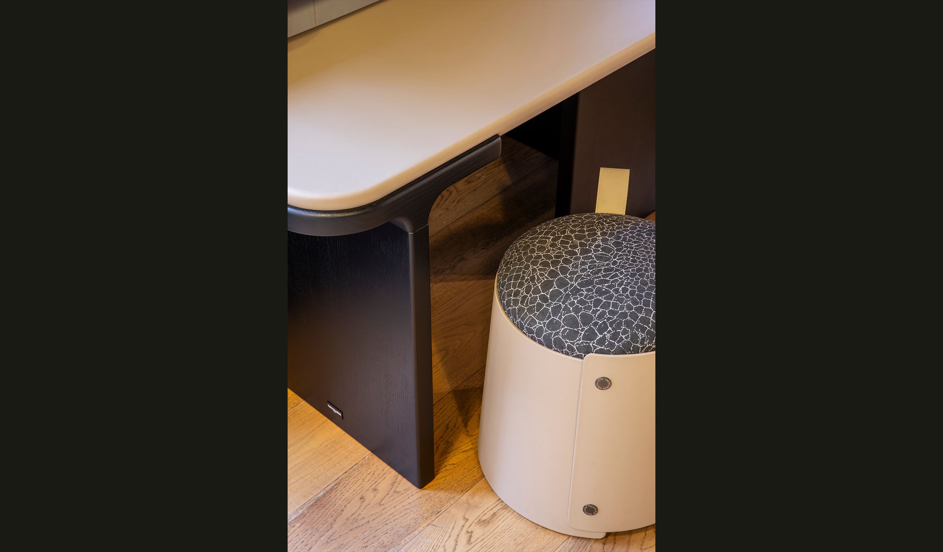 Trussardi Casa - Hug ottoman_foto ambientata-3