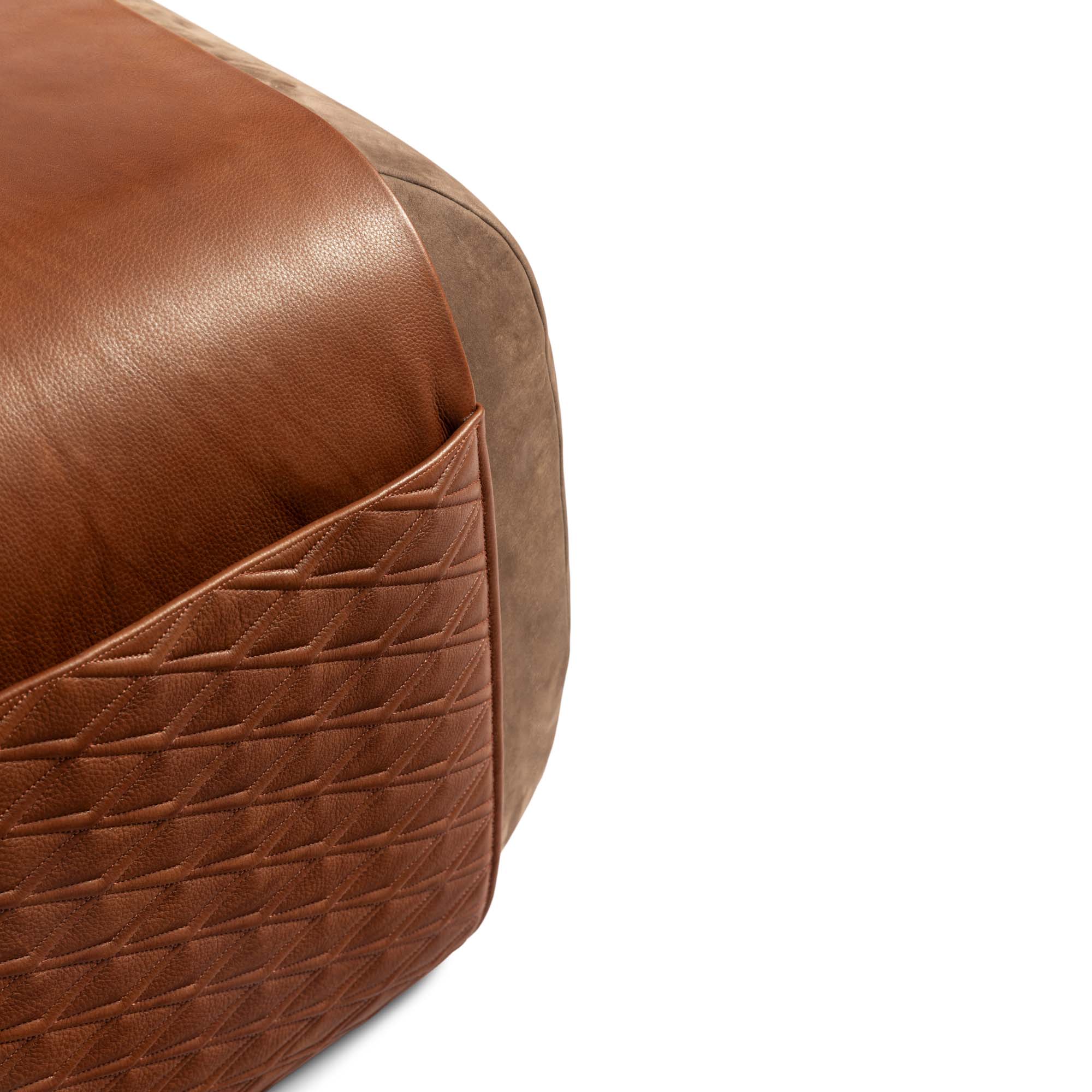 【ＬＡＶＥＮＨＡＭ／ラベンハム】ＢＥＮＴＬＥＹ　ＲＥＶＥＲＳＩＢＬＥ Brimhan ottoman - Bentley Home | LLG – Luxury Living Group