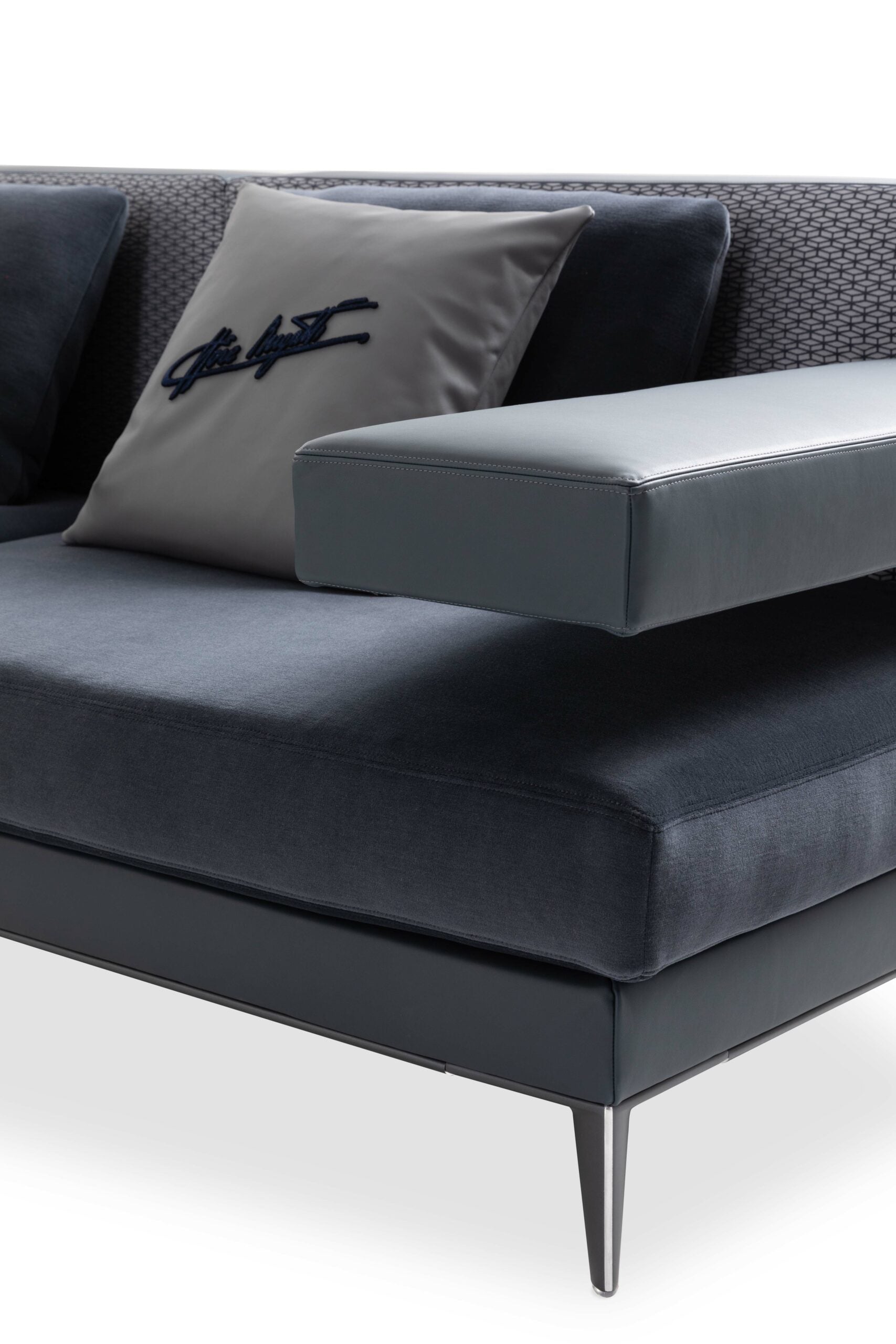 bugatti-home-flow-sofa-black-detail