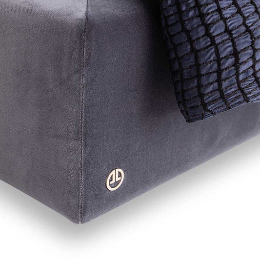 luxence-luxury-living-dreamy-bed-detail-logo