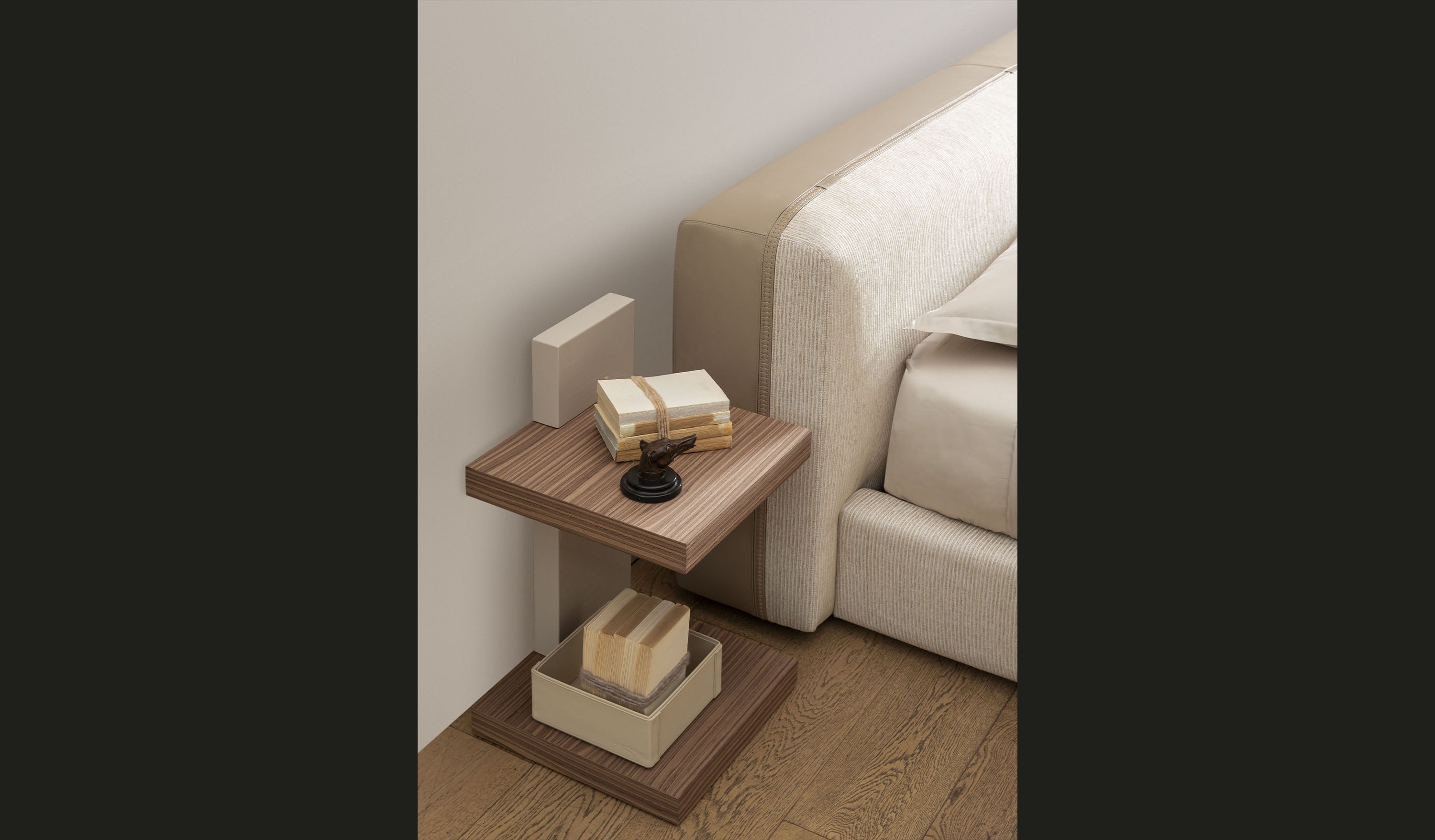 Trussardi Casa - Tratt bedside table_foto ambientata-2