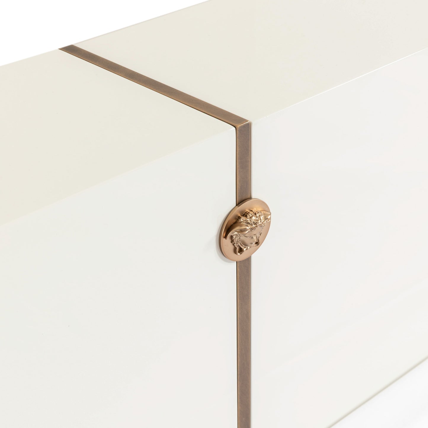 Royal Lacquer bed Medusa detail by Versace Home